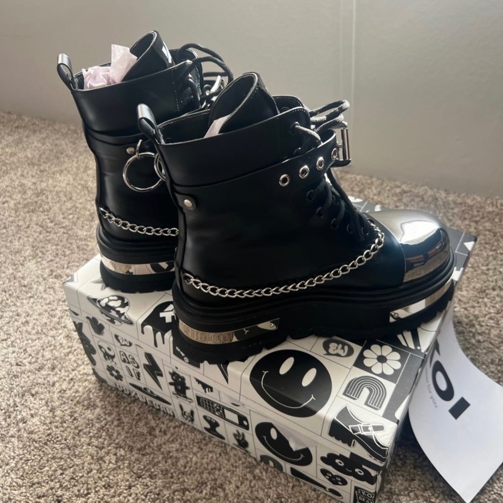 koi women’s size 8 faux leather boots